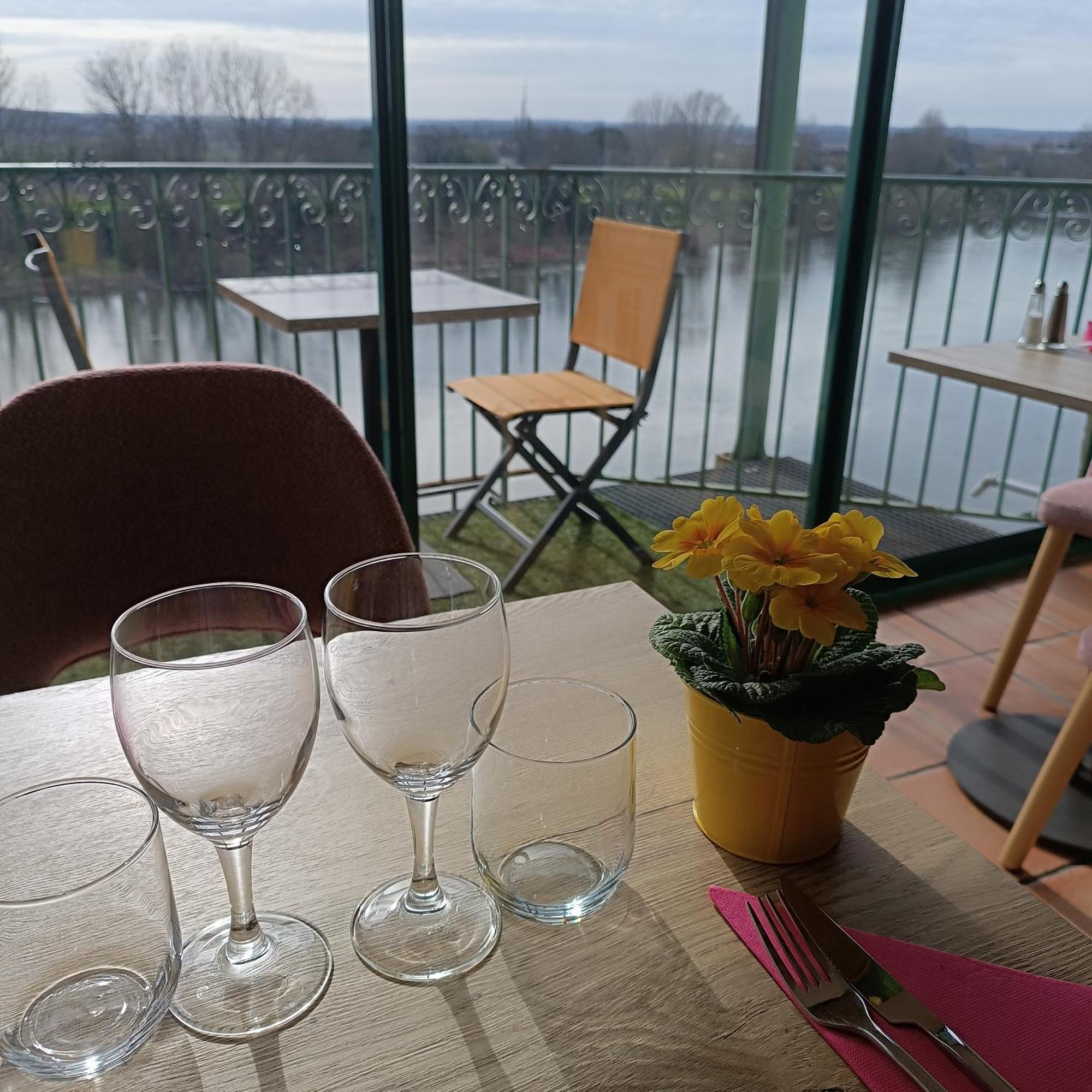 Hotel Restaurant Cote Garonne Le Balcon Des Dames - Tonneins Fauillet Marmande - Vue Panoramique Bord De Garonne Chambres Climatisees Eksteriør billede